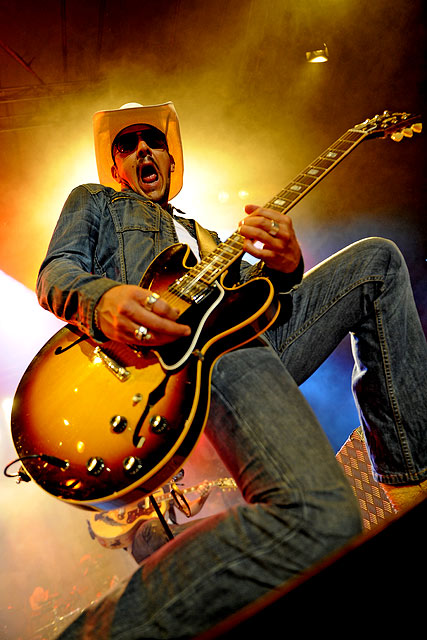 The BossHoss – Country oder Trash? Punk oder Rock? Man weiss es nicht so genau... – Stefan aka "Russ T. Rocket" kniet...