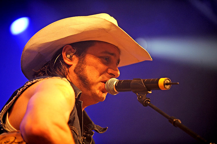 The BossHoss – Country oder Trash? Punk oder Rock? Man weiss es nicht so genau... – während Sascha aka "Hoss Power" den Barhocker bevorzugt.
