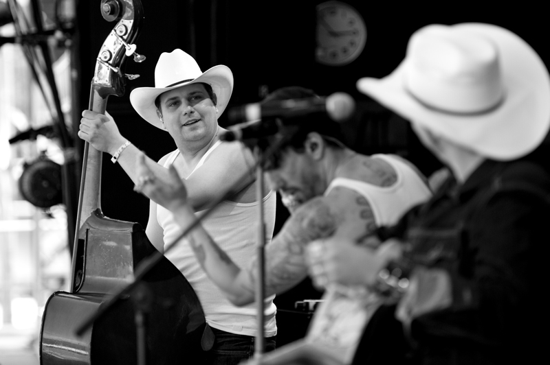 The BossHoss – Mit den Berlinern auf der Bühne. – Gitarrenduo.