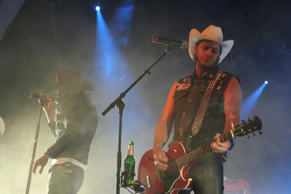 The BossHoss – 60% Musik, 40% Gelaber, so kennt man die Cowboys aus der Hauptstadt. – 