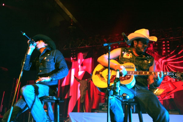 The BossHoss – 60% Musik, 40% Gelaber, so kennt man die Cowboys aus der Hauptstadt. – 