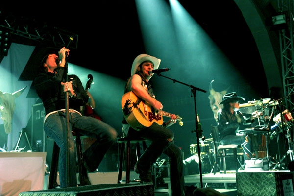 The BossHoss – 60% Musik, 40% Gelaber, so kennt man die Cowboys aus der Hauptstadt. – 