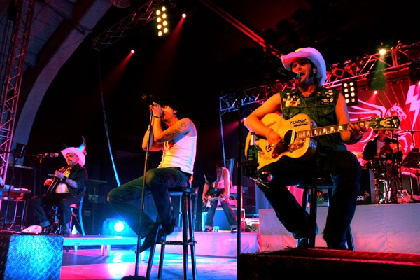 The BossHoss – 60% Musik, 40% Gelaber, so kennt man die Cowboys aus der Hauptstadt. – 