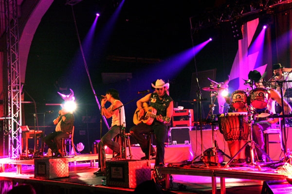 The BossHoss – 60% Musik, 40% Gelaber, so kennt man die Cowboys aus der Hauptstadt. – 
