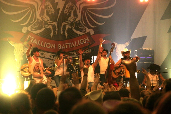 The BossHoss – 60% Musik, 40% Gelaber, so kennt man die Cowboys aus der Hauptstadt. – 