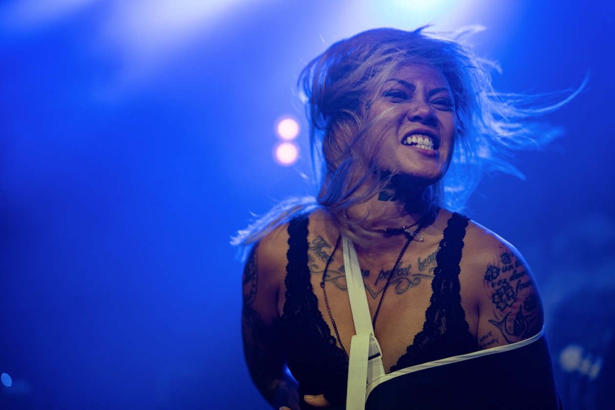Frontdame Kenda Legaspi ließ sich auch von einem Skateboard-Unfall nicht stoppen. – The Creepshow.