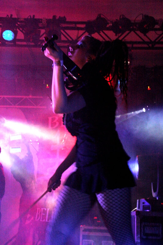 Die Band war anscheinend ohne ihren Lichtmann angereist. – The Crüxshadows