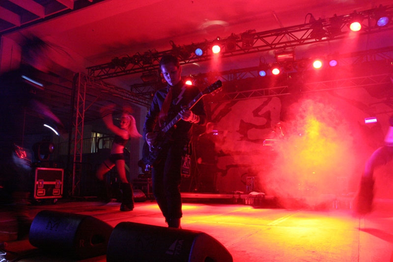 Die Band war anscheinend ohne ihren Lichtmann angereist. – The Crüxshadows