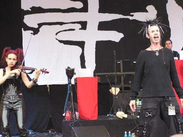 The Crüxshadows Sänger Rogue ist ein Poser vor dem Herrn. – 