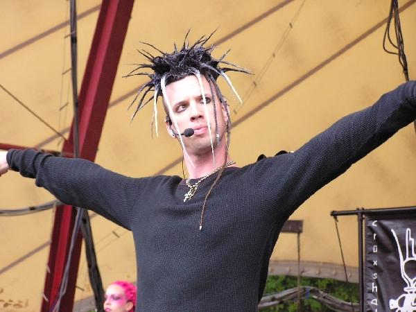 The Crüxshadows Sänger Rogue ist ein Poser vor dem Herrn. – 