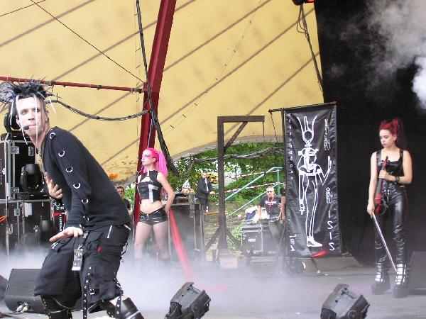 The Crüxshadows Sänger Rogue ist ein Poser vor dem Herrn. – 