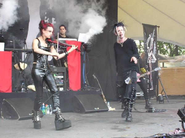 The Crüxshadows Sänger Rogue ist ein Poser vor dem Herrn. – 