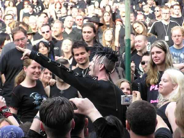 The Crüxshadows Sänger Rogue ist ein Poser vor dem Herrn. – 