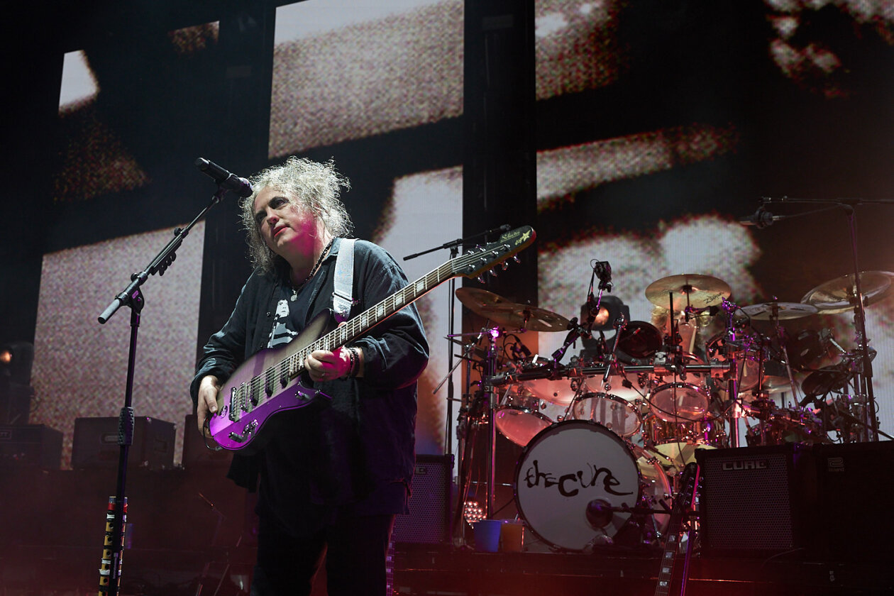 Gut gelaunt auf Europa-Tour: Robert Smith und Band spielen ein mit Hits und Fanfavs gespicktes Set. – The Cure.