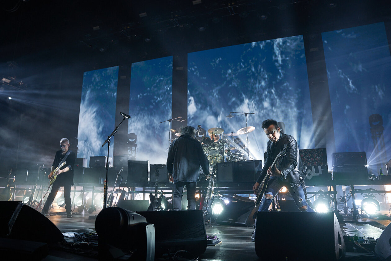 Gut gelaunt auf Europa-Tour: Robert Smith und Band spielen ein mit Hits und Fanfavs gespicktes Set. – The Cure