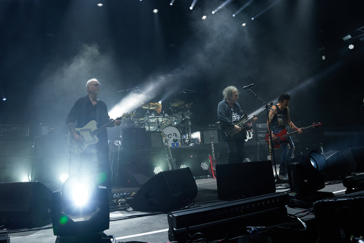 Gut gelaunt auf Europa-Tour: Robert Smith und Band spielen ein mit Hits und Fanfavs gespicktes Set. – The Cure.