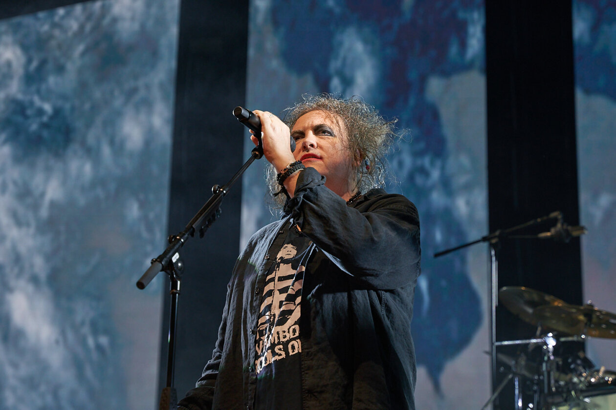 Gut gelaunt auf Europa-Tour: Robert Smith und Band spielen ein mit Hits und Fanfavs gespicktes Set. – The Cure.