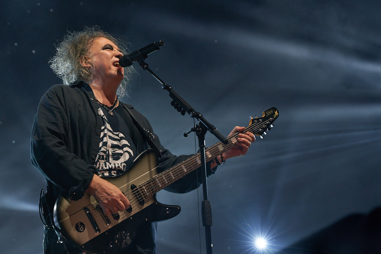 The Cure – Gut gelaunt auf Europa-Tour: Robert Smith und Band spielen ein mit Hits und Fanfavs gespicktes Set. – The End.
