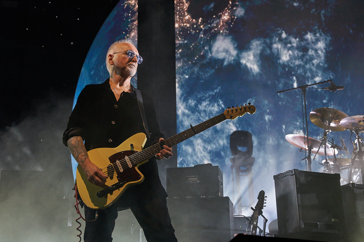 The Cure – Gut gelaunt auf Europa-Tour: Robert Smith und Band spielen ein mit Hits und Fanfavs gespicktes Set. – Reeves Gabrels.
