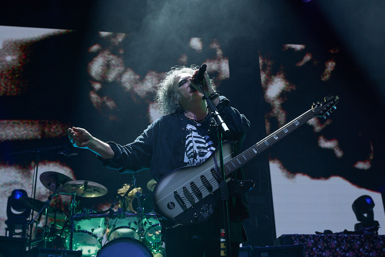 The Cure – Gut gelaunt auf Europa-Tour: Robert Smith und Band spielen ein mit Hits und Fanfavs gespicktes Set. – Robert.
