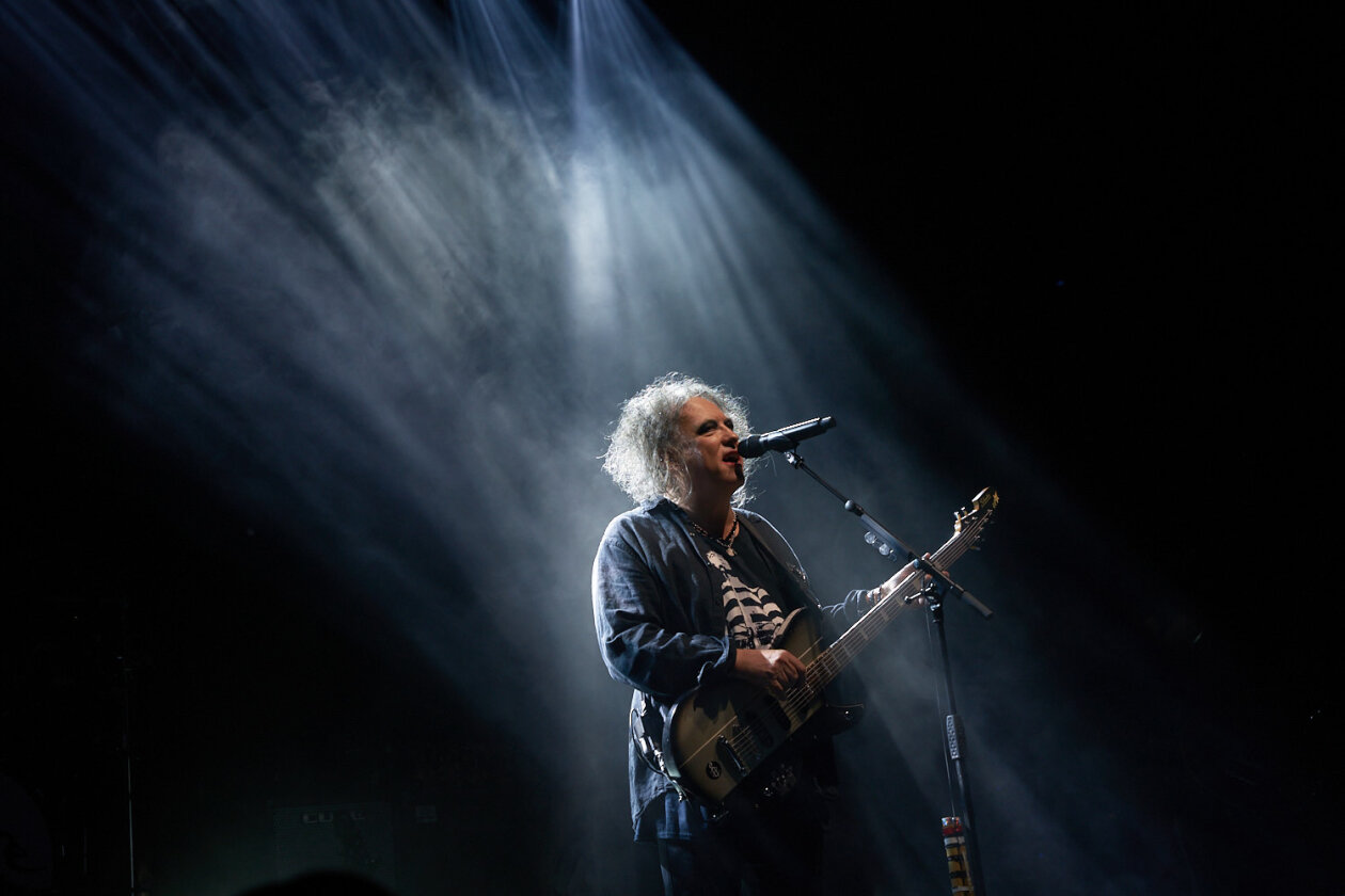 The Cure – Gut gelaunt auf Europa-Tour: Robert Smith und Band spielen ein mit Hits und Fanfavs gespicktes Set. – Robert.