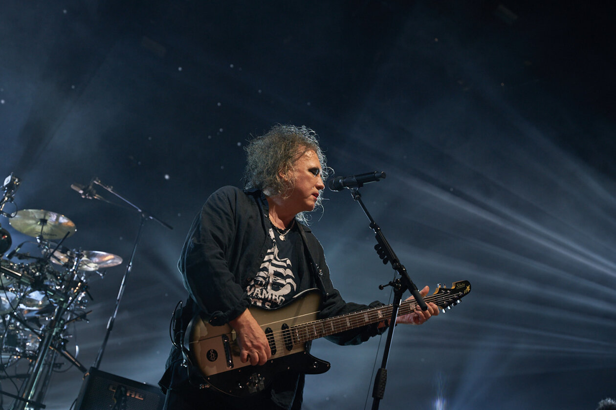 The Cure – Gut gelaunt auf Europa-Tour: Robert Smith und Band spielen ein mit Hits und Fanfavs gespicktes Set. – Robert.