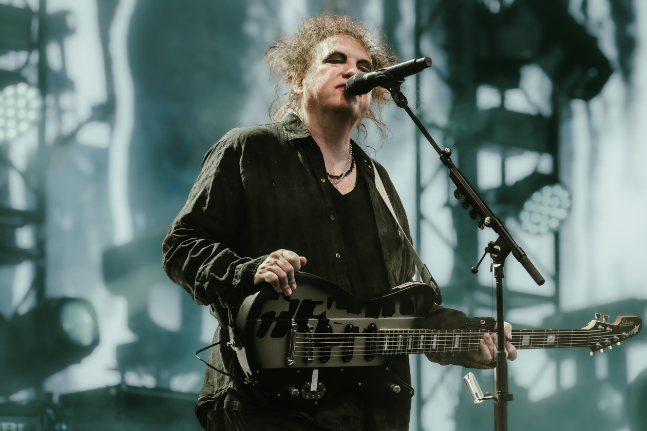 The Cure – Drei Deutschland-Konzerte in Folge in der Wuhlheide: Robert Smith und Band. – Robert Smith.