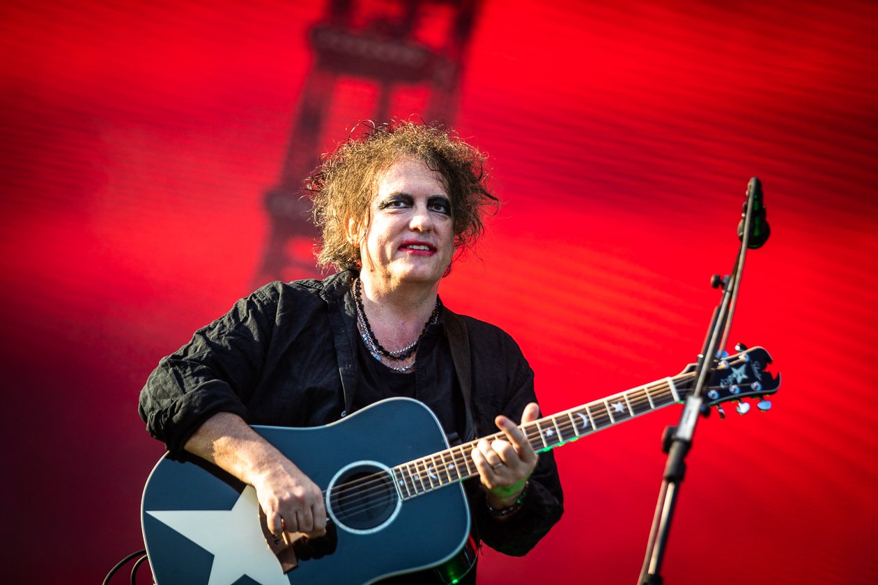 Robert Smith und Band gut gelaunt in Scheeßel. – The Cure.