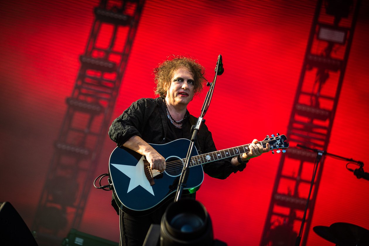 Robert Smith und Band gut gelaunt in Scheeßel. – The Cure.