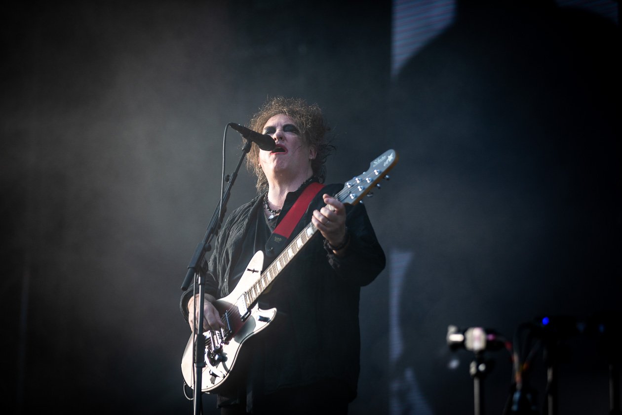Robert Smith und Band gut gelaunt in Scheeßel. – The Cure.