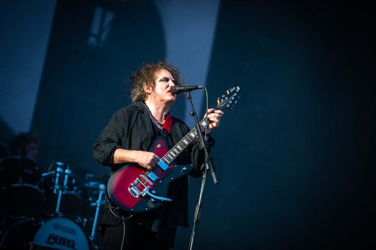 Robert Smith und Band gut gelaunt in Scheeßel. – The Cure.