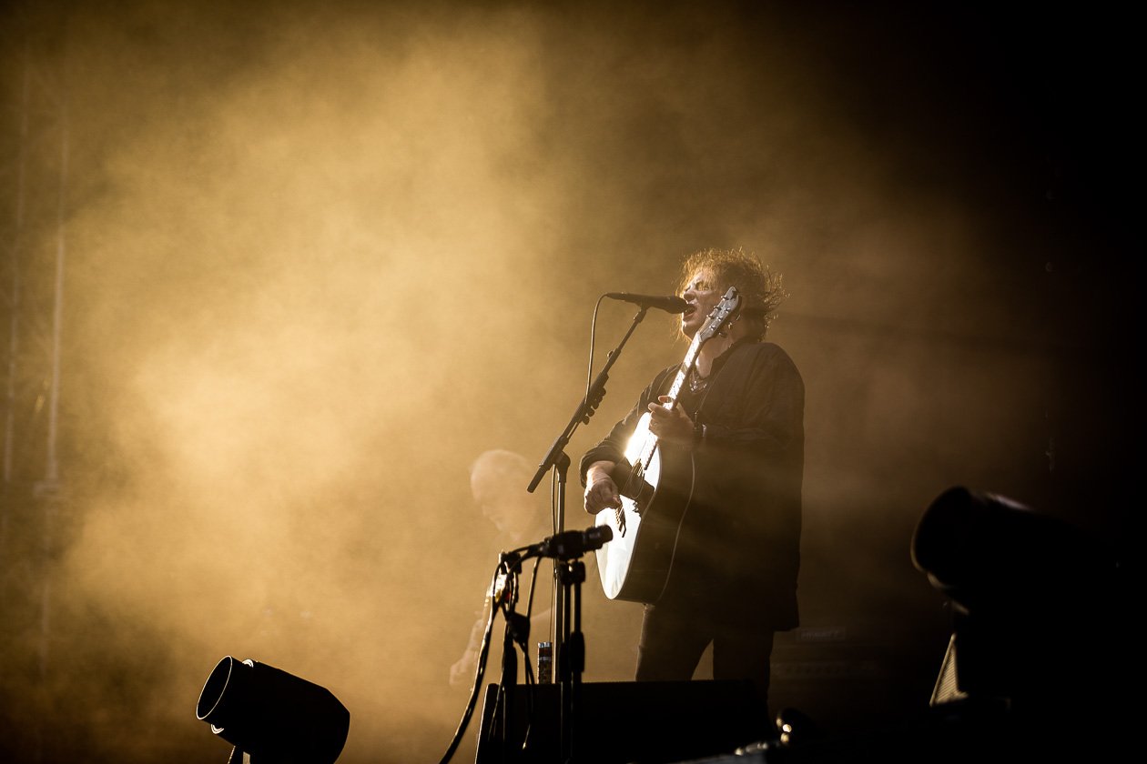Robert Smith und Band gut gelaunt in Scheeßel. – The Cure.