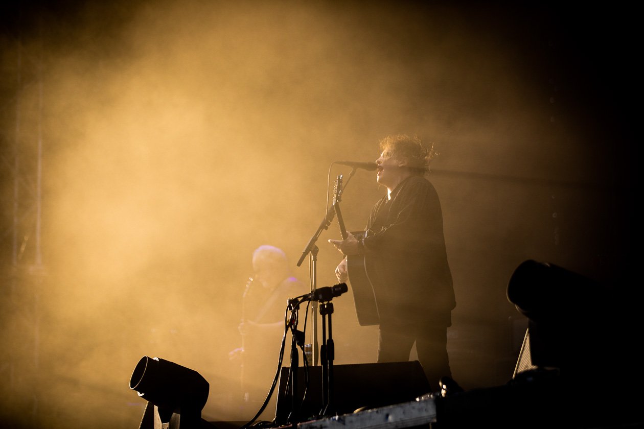 Robert Smith und Band gut gelaunt in Scheeßel. – The Cure.
