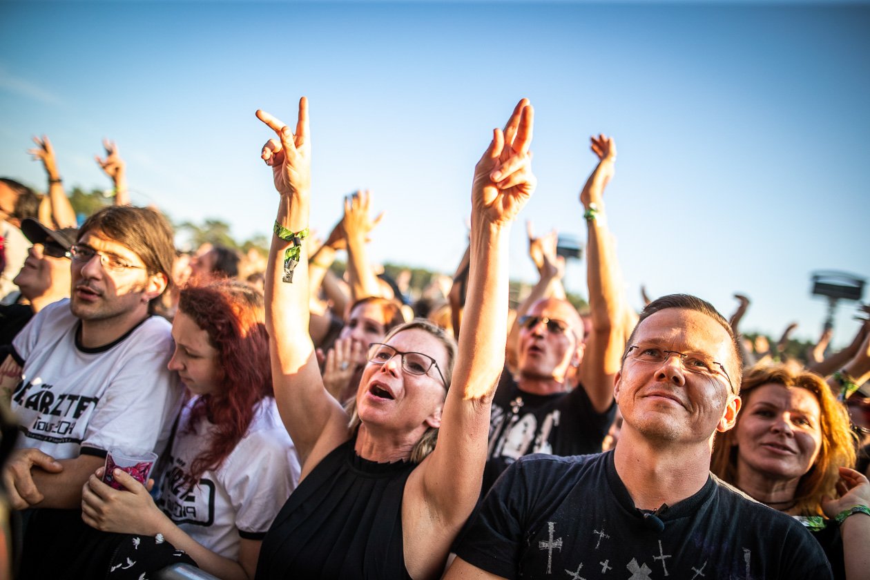 Robert Smith und Band gut gelaunt in Scheeßel. – The Cure-Fans.