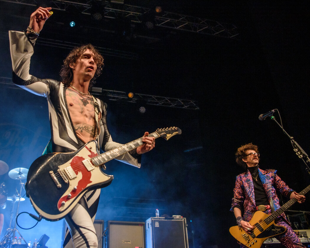 Startschuss zur Europatournee: So spielfreudig wie gesund präsentiert sich die Band um Charismatiker Justin Hawkins. – The Darkness.