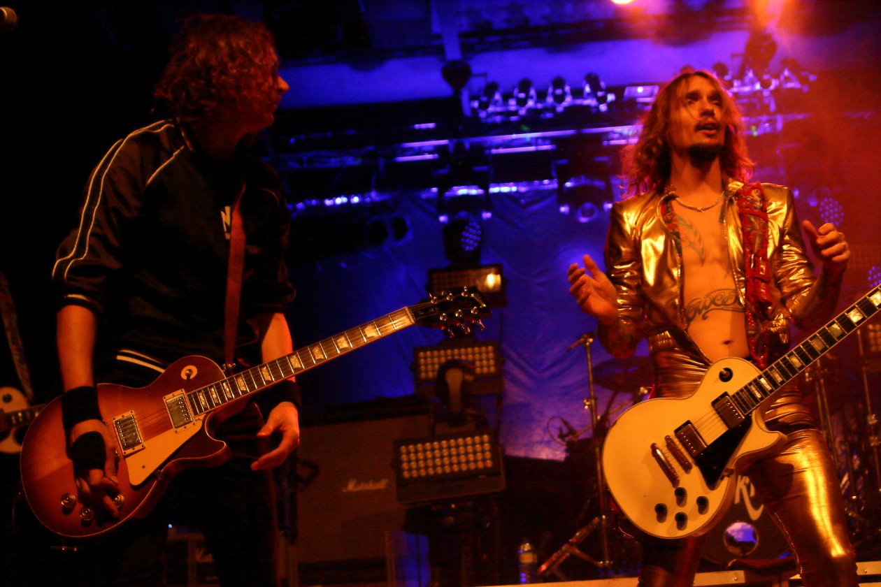 Die Engländer halten mit "Pinewood Smile" die Glam-Fahne hoch. – The Darkness.