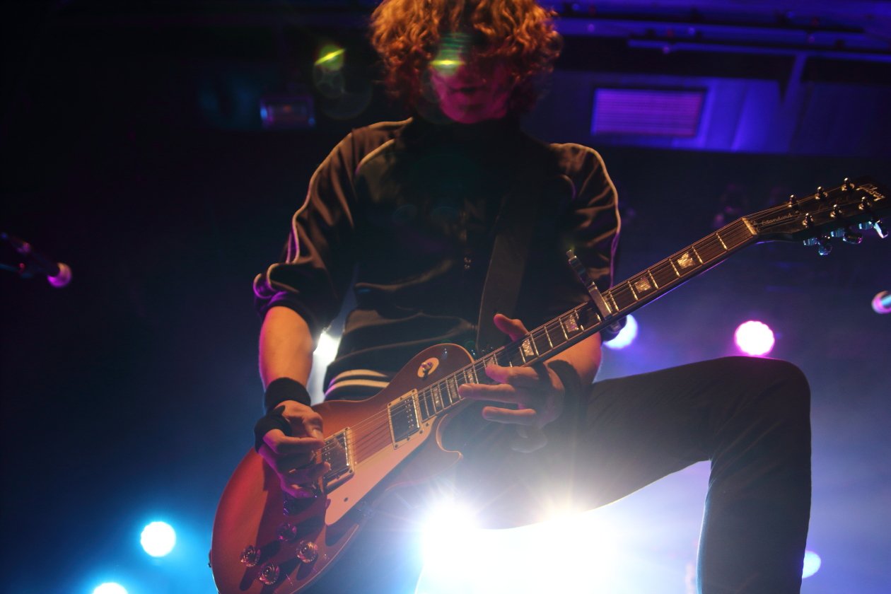 The Darkness – Die Engländer halten mit "Pinewood Smile" die Glam-Fahne hoch. – Dan bevorzugt Casual.