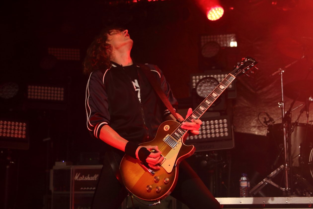 The Darkness – Die Engländer halten mit "Pinewood Smile" die Glam-Fahne hoch. – Dan Hawkins.