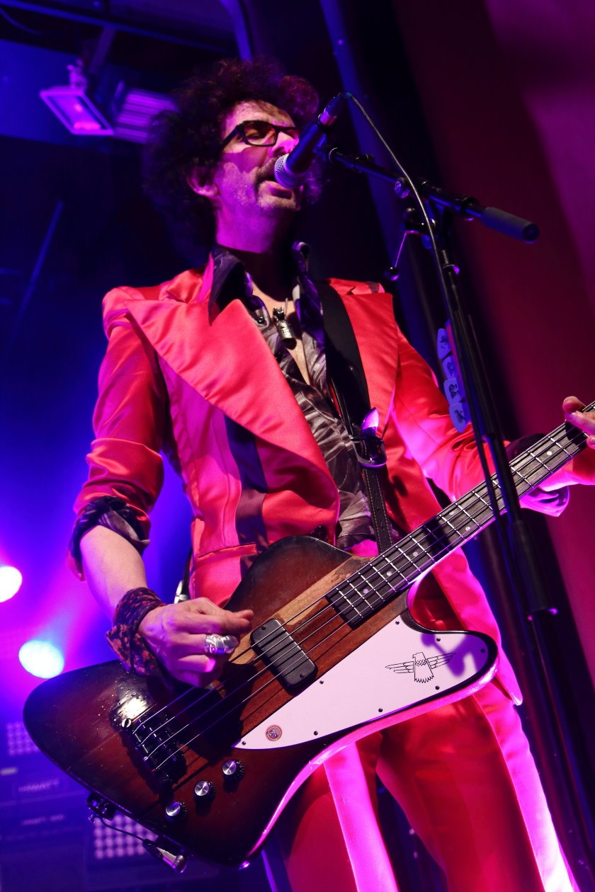The Darkness – Die Engländer halten mit "Pinewood Smile" die Glam-Fahne hoch. – Frankie.