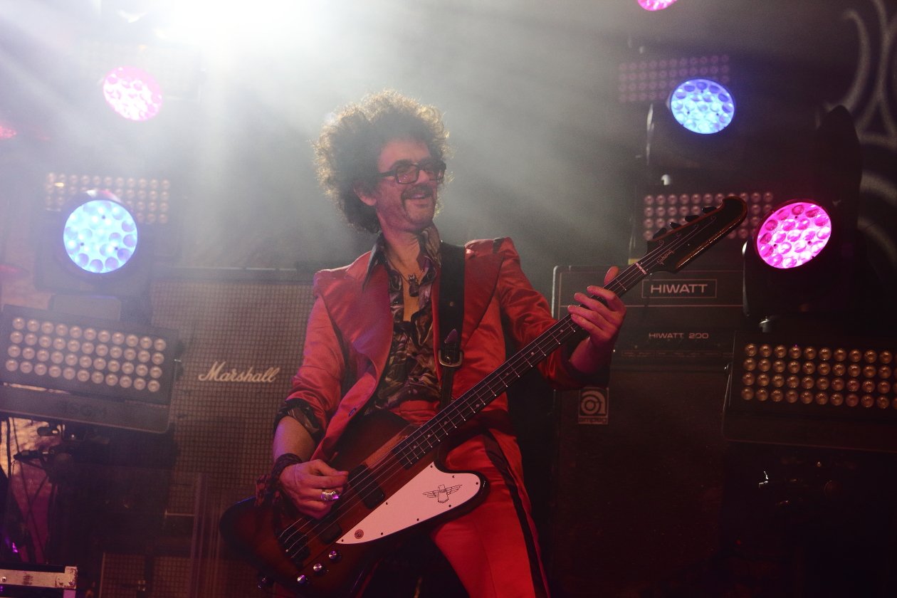 The Darkness – Die Engländer halten mit "Pinewood Smile" die Glam-Fahne hoch. – Frankie Poullain.