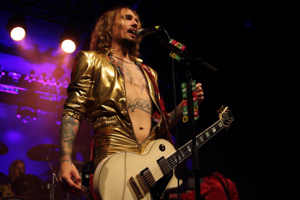 The Darkness – Die Engländer halten mit "Pinewood Smile" die Glam-Fahne hoch. – Freilich nichts gegen den hier.