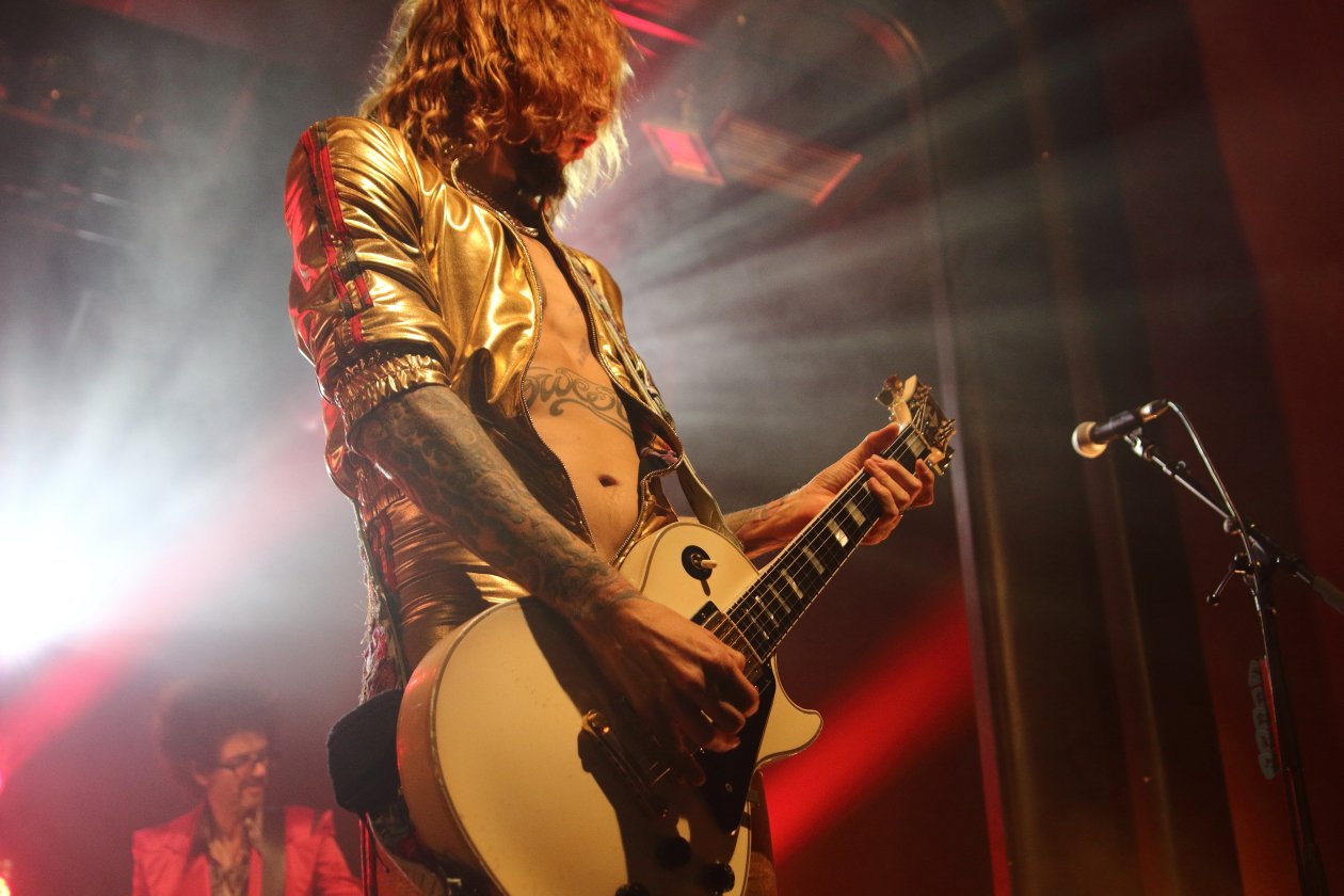 The Darkness – Die Engländer halten mit "Pinewood Smile" die Glam-Fahne hoch. – Gitarrenheld.