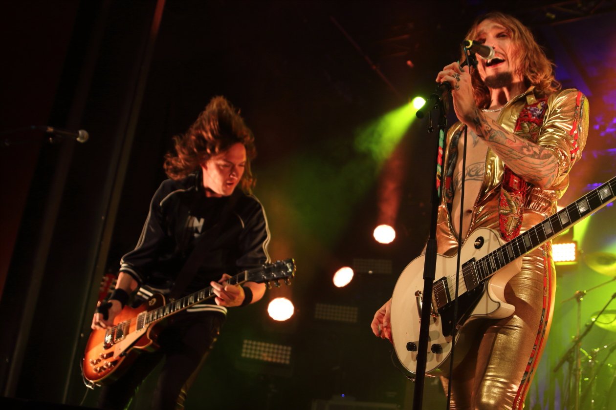 The Darkness – Die Engländer halten mit "Pinewood Smile" die Glam-Fahne hoch. – Die Hawkins-Brüder.