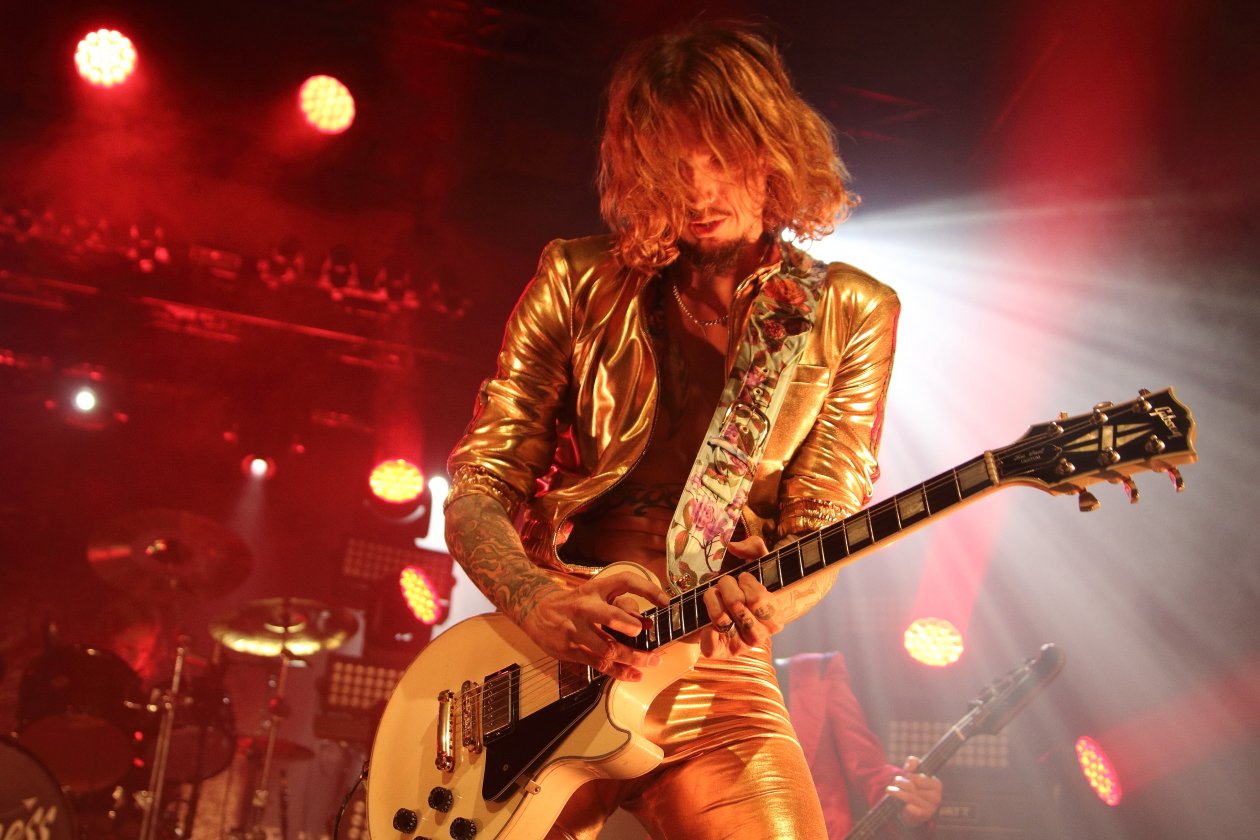 The Darkness – Die Engländer halten mit "Pinewood Smile" die Glam-Fahne hoch. – Solid Gold.