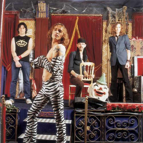 The Darkness – Spandex-Einteiler und schulterlange Dauerwellen ... – 