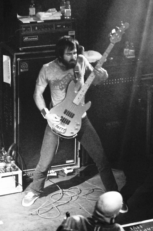 The Dillinger Escape Plan – Im Mascotte zeigten die Amis keine Gnade. – Amtliche Backline mit Basser Liam Wilson.
