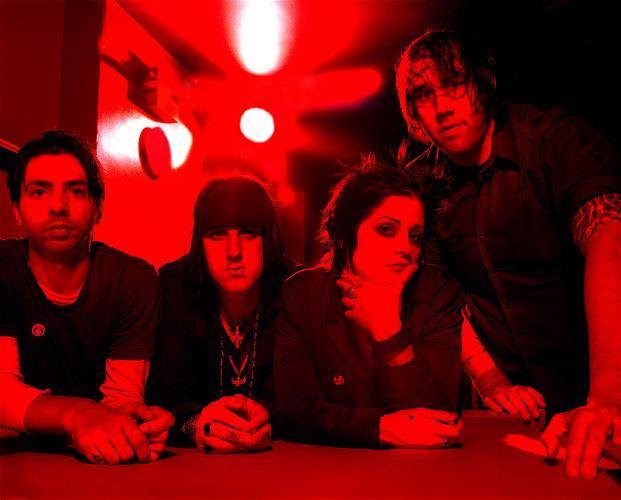 The Distillers – Brody Dalle und co. sind evil: "we still hate you"! – Eine Band sieht rot.