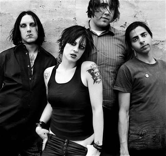The Distillers – Brody Dalle und co. sind evil: "we still hate you"! – Immer vorne dabei: Brody Dalle.