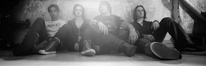 The Distillers – Brody Dalle und co. sind evil: "we still hate you"! – Die Distillers sind ganz schön breit.