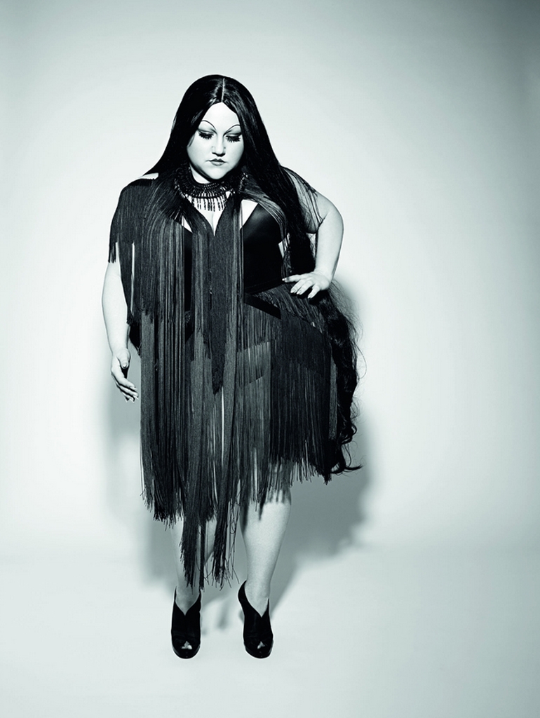 The Gossip – Die lesbische Ikone Beth Ditto und ihre Kollegen posieren zum "A Joyful Noise"-Album. – 